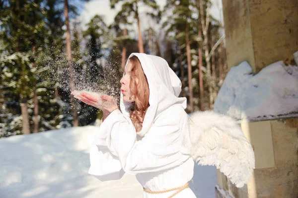 Mladá Blondýna Vánoční Anděl Troubí Sněhové Vločky Paži — Stock fotografie