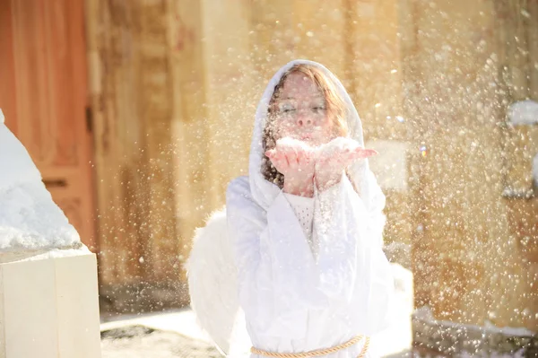 Jonge Blonde Kerst Engel Blazen Sneeuwvlokken Haar Arm — Stockfoto