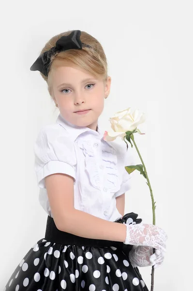 Stilvolles Junges Mädchen Mit Einer Rose Den Händen — Stockfoto