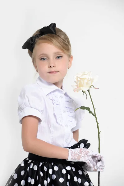 时尚的年轻女孩与玫瑰在她的手中 — 图库照片