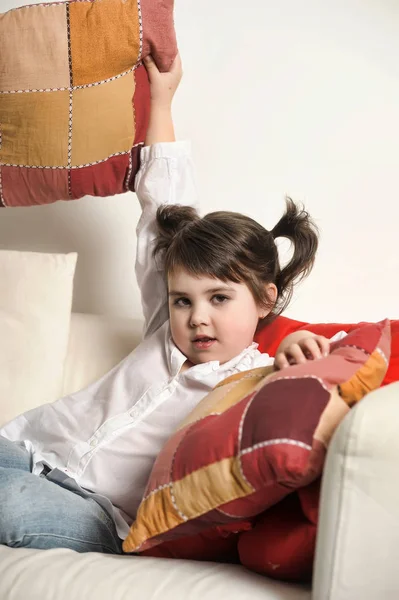 Menina Morena Sofá Com Travesseiros — Fotografia de Stock