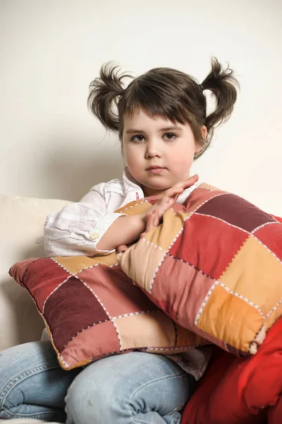 Pequeña Morena Sofá Con Almohadas —  Fotos de Stock