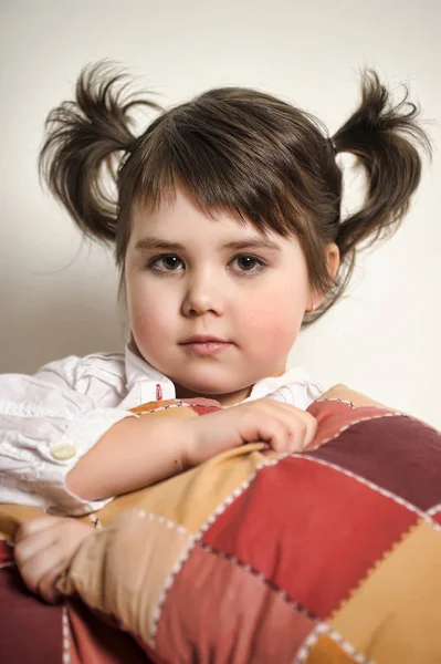 Μικρό Κορίτσι Μελαχρινή Στον Καναπέ Μαξιλάρια — Φωτογραφία Αρχείου