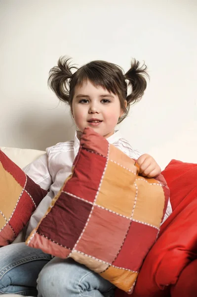 Menina Morena Sofá Com Travesseiros — Fotografia de Stock