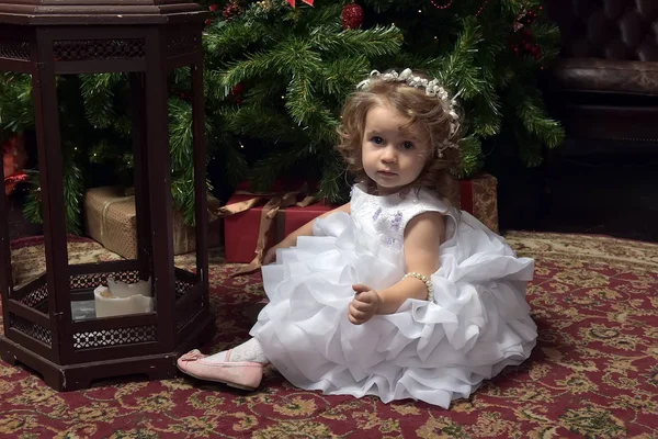 Niña Pequeña Princesa Vestido Fiesta Blanco Fondo Navidad —  Fotos de Stock