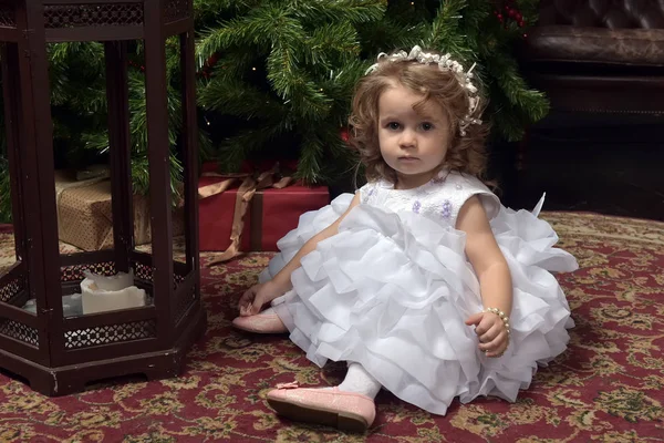 Menina Pequena Princesa Vestido Festivo Branco Fundo Natal — Fotografia de Stock