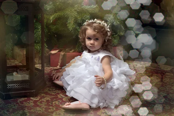 Jong Meisje Prinsesje Een Witte Feestelijke Jurk Kerstmis Achtergrond — Stockfoto