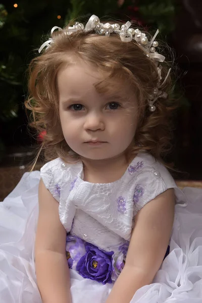 Menina Pequena Princesa Vestido Festivo Branco Com Cinto Azul — Fotografia de Stock