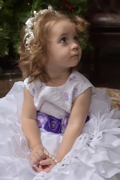 Menina Pequena Princesa Vestido Festivo Branco Com Cinto Azul — Fotografia de Stock