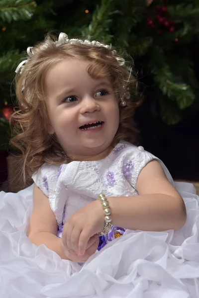 Menina Pequena Princesa Vestido Festivo Branco Com Cinto Azul — Fotografia de Stock