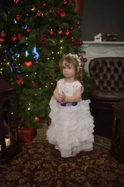 Menina Pequena Princesa Vestido Festivo Branco Fundo Natal — Fotografia de Stock