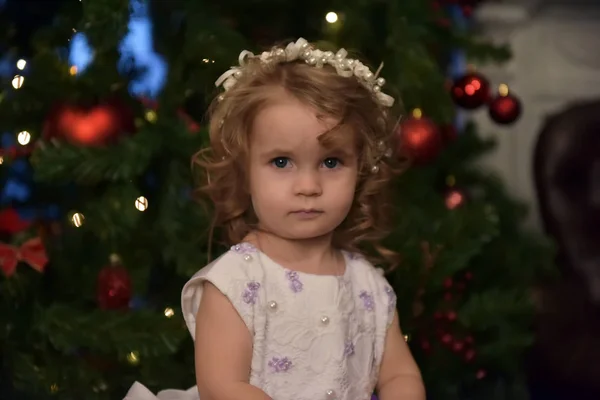 Menina Pequena Princesa Vestido Festivo Branco Fundo Natal — Fotografia de Stock