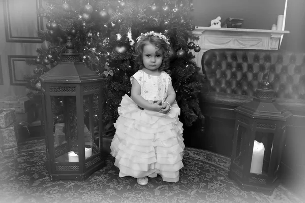 Menina Pequena Princesa Vestido Festivo Branco Fundo Natal — Fotografia de Stock