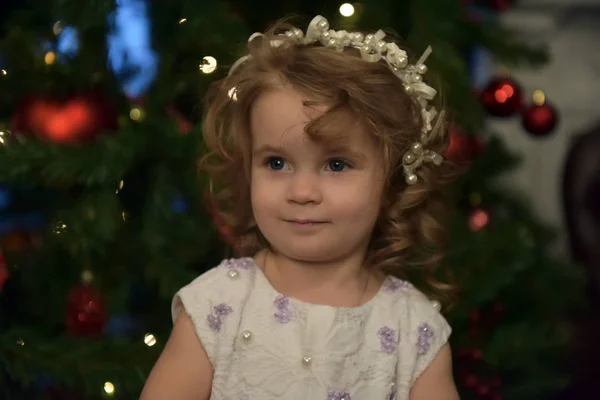 Niña Pequeña Princesa Vestido Fiesta Blanco Fondo Navidad — Foto de Stock