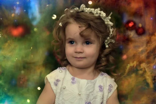 Νεαρό Κορίτσι Μικρή Πριγκίπισσα Ένα Λευκό Γιορτινό Φόρεμα Χριστουγεννιάτικο Φόντο — Φωτογραφία Αρχείου