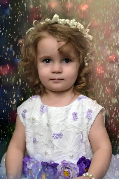 Menina Pequena Princesa Vestido Festivo Branco Fundo Natal — Fotografia de Stock