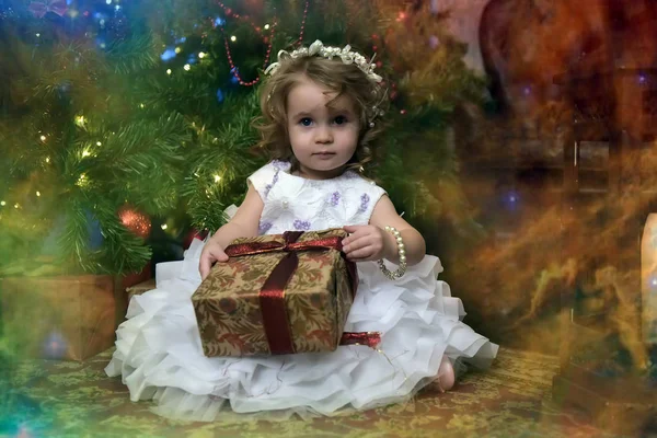 Pequena Princesa Vestido Festivo Com Presente Pela Árvore Natal — Fotografia de Stock