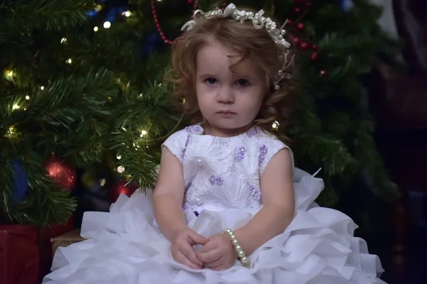 Jong Meisje Prinsesje Een Witte Feestelijke Jurk Kerstmis Achtergrond — Stockfoto