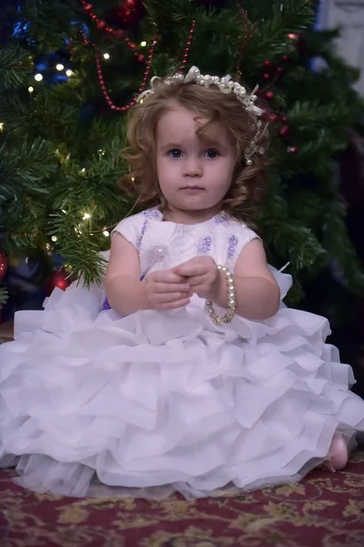 Niña Pequeña Princesa Vestido Fiesta Blanco Fondo Navidad — Foto de Stock