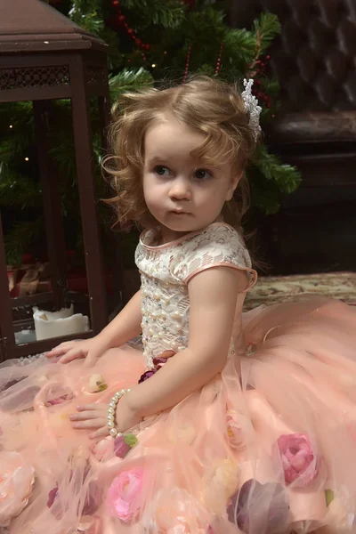 Aranyos Kislány Egy Rózsaszín Ruha Ült Padlón Karácsonyfa Karácsony — Stock Fotó
