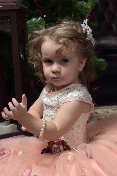 Χαριτωμένο Μικρό Κορίτσι Ένα Ροζ Φόρεμα Κάθεται Στο Πάτωμα Από — Φωτογραφία Αρχείου