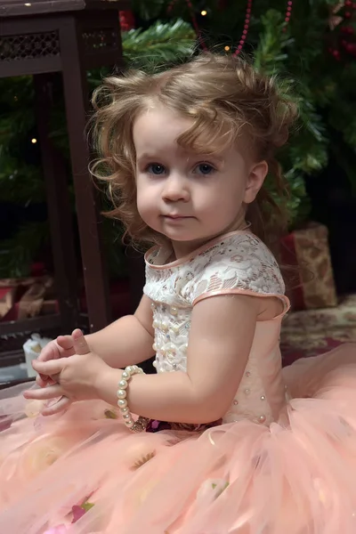 Menina Bonito Vestido Rosa Sentado Chão Pela Árvore Natal Natal — Fotografia de Stock