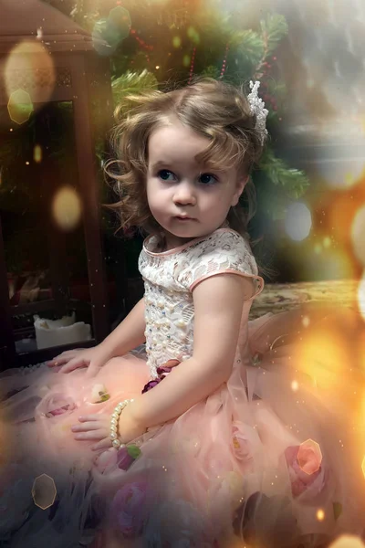 Linda Niña Vestido Rosa Sentado Suelo Por Árbol Navidad Navidad — Foto de Stock