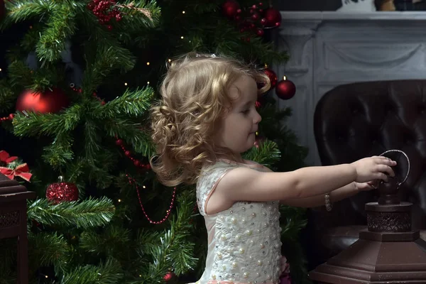 Mignonne Petite Fille Dans Une Robe Rose Sapin Noël Noël — Photo