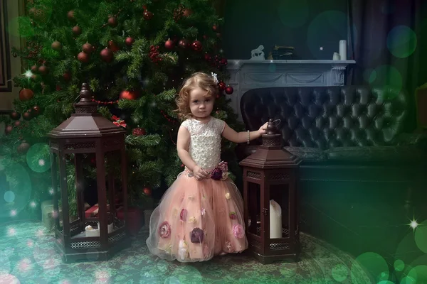 Χαριτωμένο Μικρό Κορίτσι Ένα Ροζ Φόρεμα Στο Χριστουγεννιάτικο Δέντρο Χριστούγεννα — Φωτογραφία Αρχείου