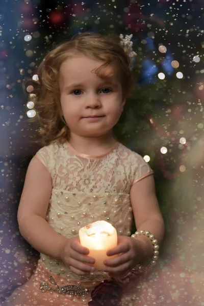 Menina Pequena Princesa Vestido Festivo Com Velas Suas Mãos — Fotografia de Stock