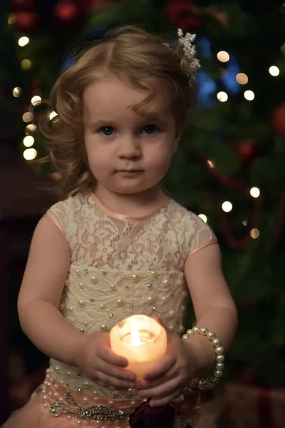 Menina Pequena Princesa Vestido Festivo Com Velas Suas Mãos — Fotografia de Stock