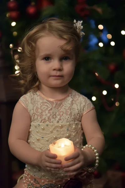 Молода Дівчинка Маленька Принцеса Святковому Одязі Свічками Руках — стокове фото