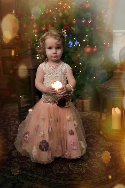 Menina Pequena Princesa Vestido Festivo Com Velas Suas Mãos — Fotografia de Stock