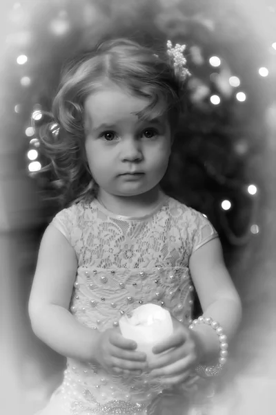 若い女の子彼女の手 ヴィンテージの黒と白の写真のキャンドルでお祝いドレスのリトル プリンセス — ストック写真