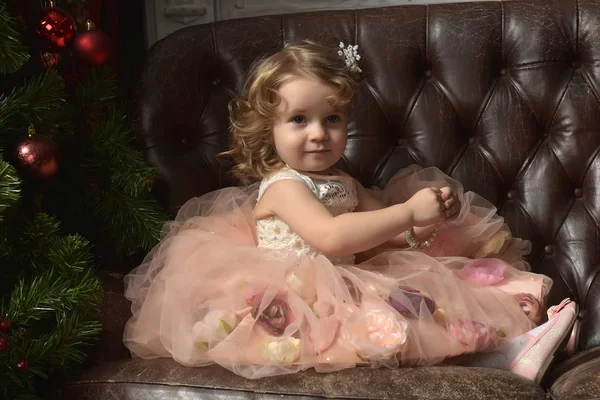 Милая Маленькая Девочка Кожаном Диване Рождество — стоковое фото