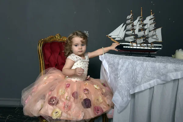 Όμορφο Κοριτσάκι Κομψό Λευκό Ένα Ροζ Φόρεμα Που Κάθεται Ένα — Φωτογραφία Αρχείου