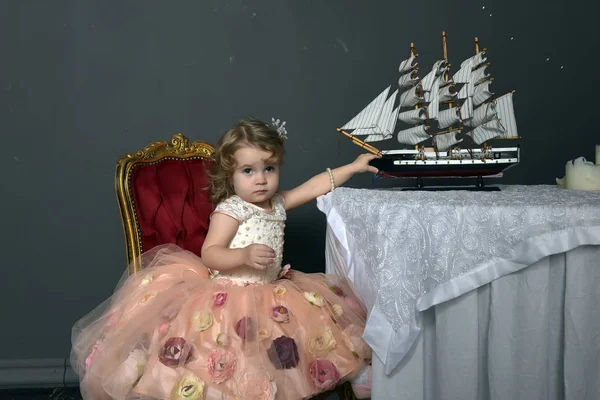 Очаровательная Маленькая Девочка Элегантном Белом Розовым Платьем Сидя Столом Игрушечной — стоковое фото