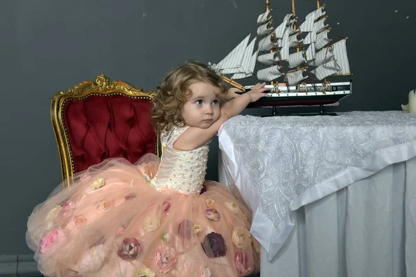 Encantadora Niña Elegante Blanco Con Vestido Rosa Sentado Una Mesa —  Fotos de Stock