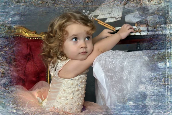 Encantadora Menina Branco Elegante Com Vestido Rosa Sentado Uma Mesa — Fotografia de Stock