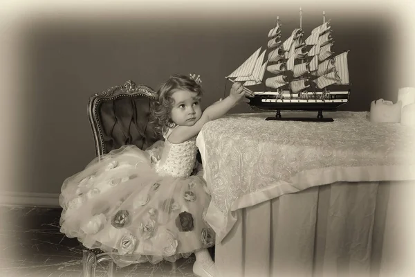 Очаровательная Маленькая Девочка Элегантном Белом Розовым Платьем Сидя Столом Игрушечной — стоковое фото
