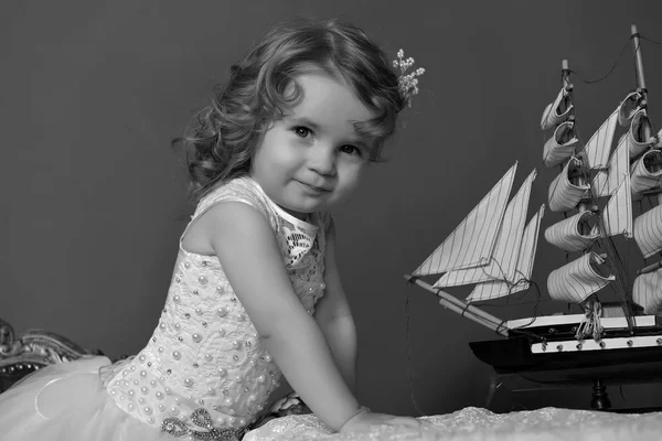 Encantadora Menina Branco Elegante Com Vestido Rosa Sentado Uma Mesa — Fotografia de Stock