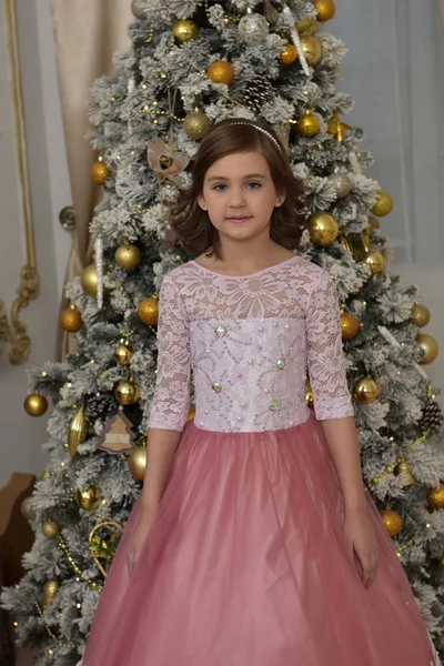 Menina Bonito Vestido Rosa Estúdio Nas Decorações Ano Novo Árvore — Fotografia de Stock