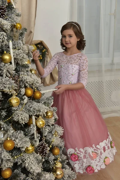 Ragazza Carina Abito Rosa Studio Nelle Decorazioni Capodanno Albero Natale — Foto Stock