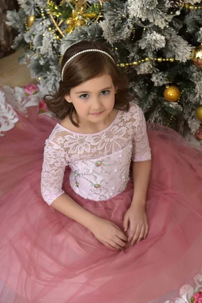 Schattig Meisje Een Roze Jurk Studio New Year Decoraties Kerstboom — Stockfoto