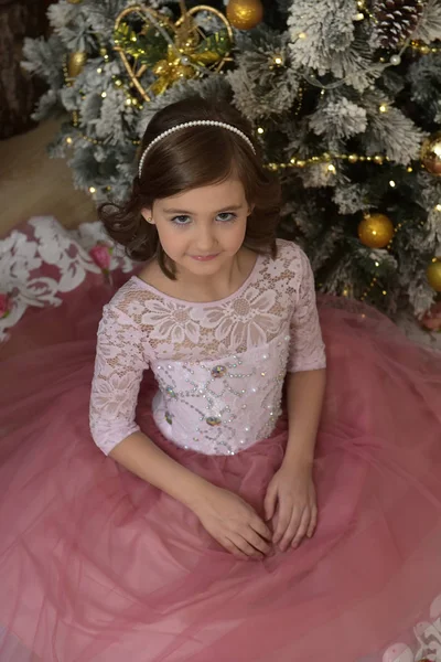 Menina Vestindo Vestido Bonito Perto Árvore Natal Indoor Tiro — Fotografia de Stock