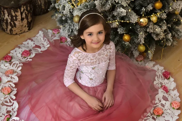 Menina Bonito Vestido Rosa Estúdio Nas Decorações Ano Novo Árvore — Fotografia de Stock