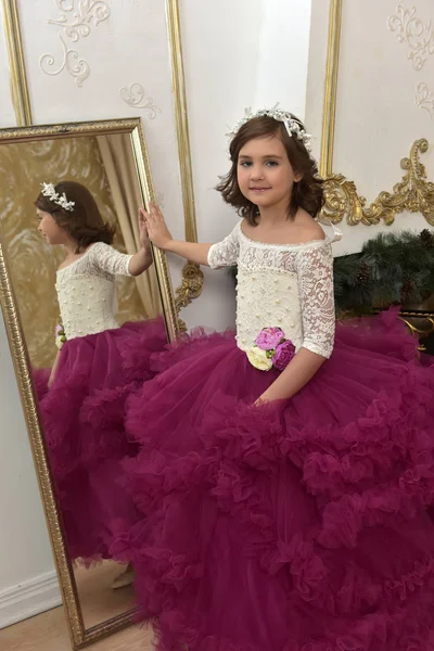 Uma Menina Vestido Branco Chique Com Vestido Borgonha Fica Lado — Fotografia de Stock