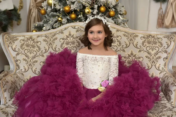 Una Chica Elegante Vestido Blanco Con Vestido Color Burdeos Sienta — Foto de Stock