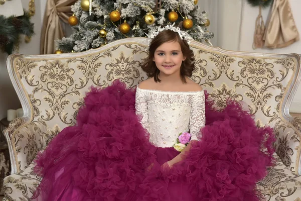 Uma Menina Vestido Branco Chique Com Vestido Borgonha Senta Sofá — Fotografia de Stock