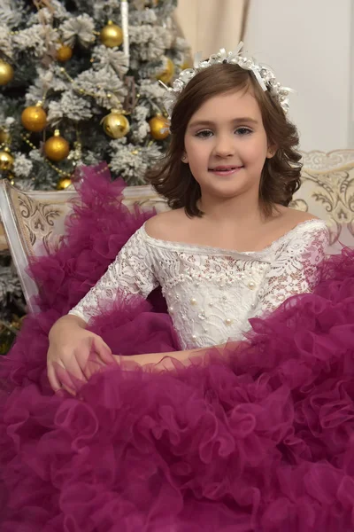 Dívka Elegantní Bílé Šaty Vínové Šaty Sedí Pohovce Pokoji Vánoční — Stock fotografie